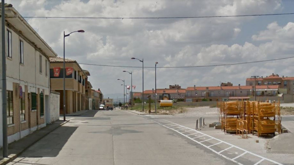 Imagen de unas vallas de obra en la avenida San Juan de Milagro, que va a ser asfaltada y pavimentada ARCHIVO