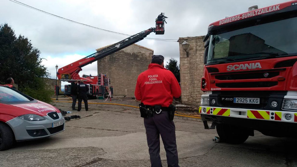 Los bomberos durante las labores de remate en el incendio de una vivienda en Artaiz. CEDIDA