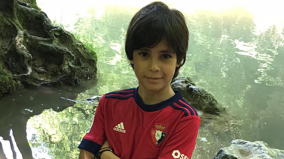 Josetxo Pérez, el hijo del periodista navarro José Luis Pérez, luce la camiseta de Osasuna, una de sus grandes pasiones futboleras CEDIDA 1