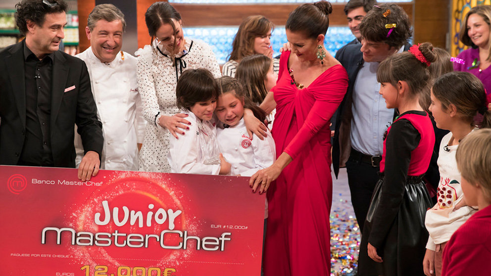 Josetxo Pérez, ganador de Masterchef Junior, abraza a Pacu, finalista en el concurso, durante la entrega del premio Foto RTVE