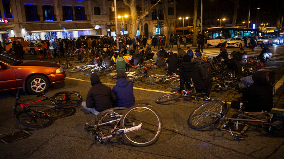 Los radicales de Marqués de Rozalejo cortan una calle de Pamplona. MIGUEL OSÉS