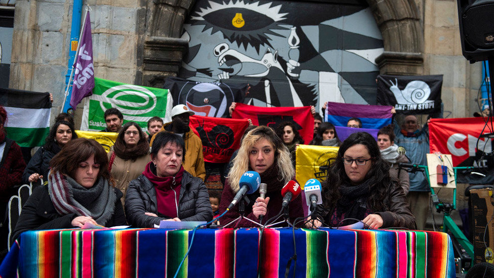 Rueda de prensa de varios colectivos en relación con la clausura del Palacio Marqués de Rozalejo y en apoyo a la manifestación en favor del 'Gaztetxe Maravillas'. MIGUEL OSÉS
