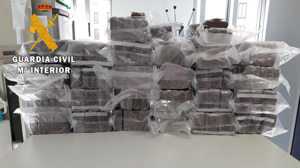 Imagen de los 43 kilos de hachís intervenidos por la Guardia Civil en Imarcoain GUARDIA CIVIL