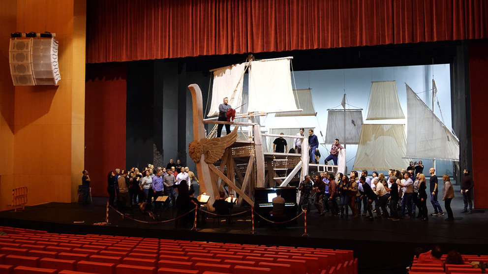 Imagen del barco instalado en el escenario de la sala principal de Baluarte durante los ensayos de la ópera Otello BALUARTE