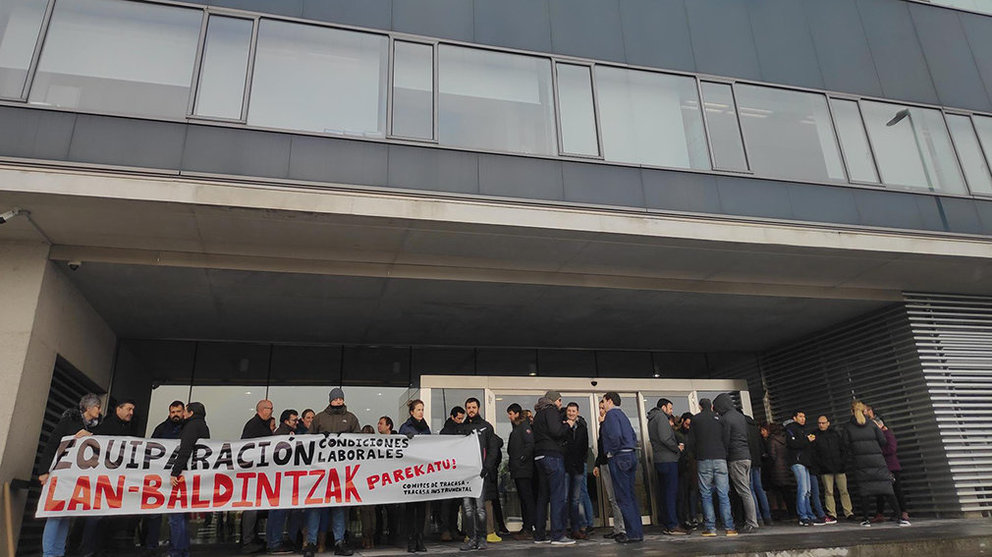 Imagen de la protesta de trabajadores a las puertas de la sede de Tracasa en Sarriguren EUROPA PRESS