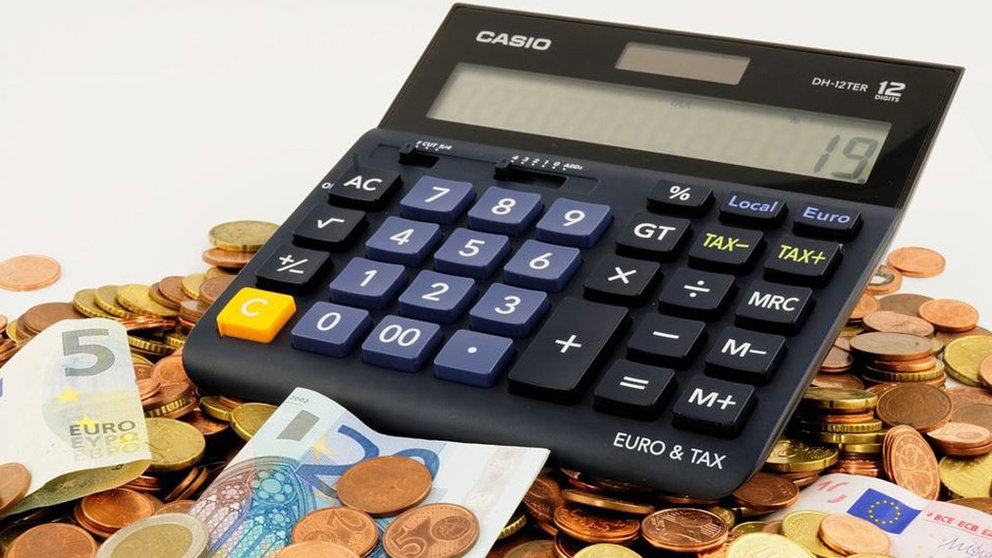 Una calculadora rodeada de billetes y monedas de euro ARCHIVO