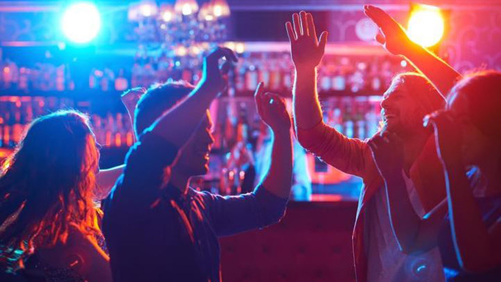 Varios jóvenes bailan dentro de un bar ARCHIVO