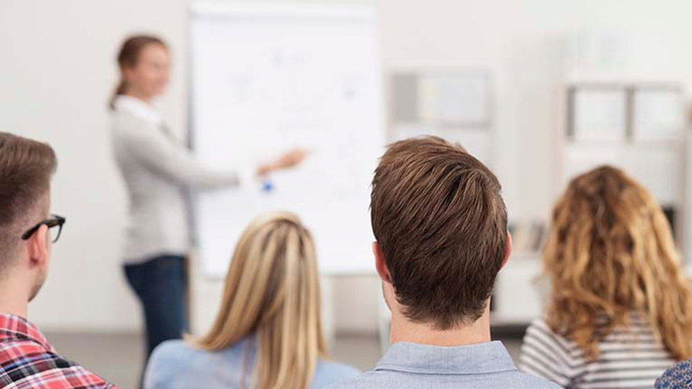 Imagen de una profesora impartiendo un curso de formación a los empleados de una empresa ARCHIVO