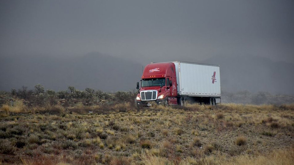 Imagen de archivo de un camión por una carretera ARCHIVO