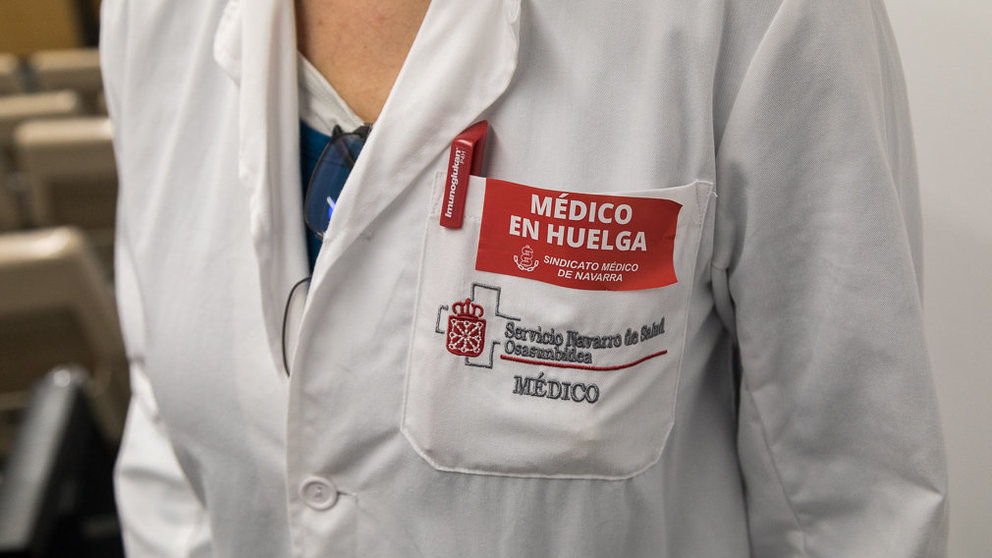 Segunda jornada de huelga de los médicos del Servicio Navarro de Salud-Osasunbidea para reivindicar una mejora de la relación médico-paciente y de sus condiciones laborales. IÑIGO ALZUGARAY (15)