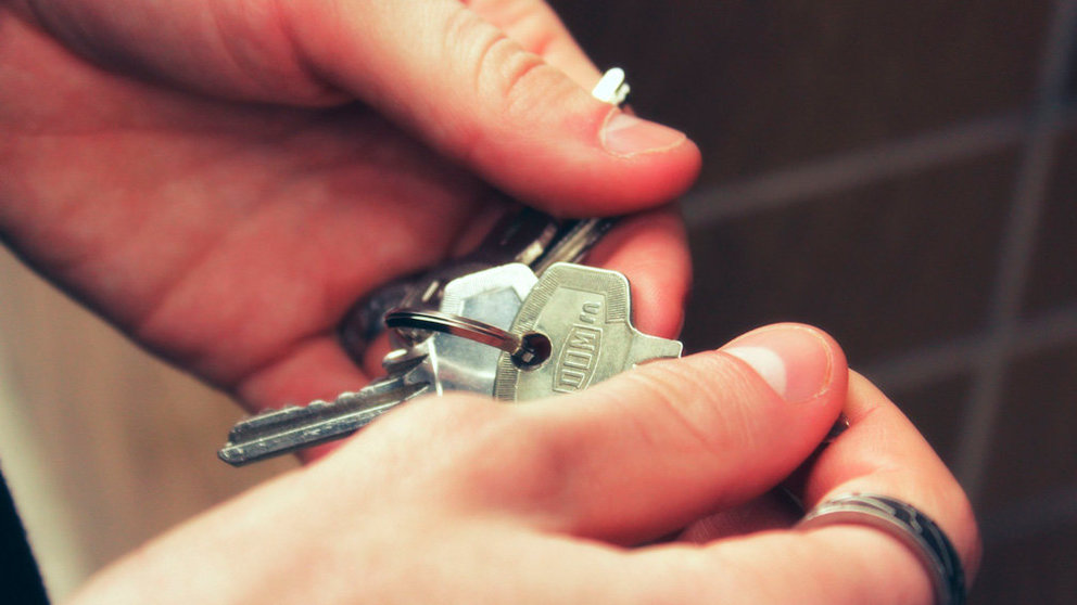 Una persona prepara las llaves para entrar a un piso de alquiler. ARCHIVO