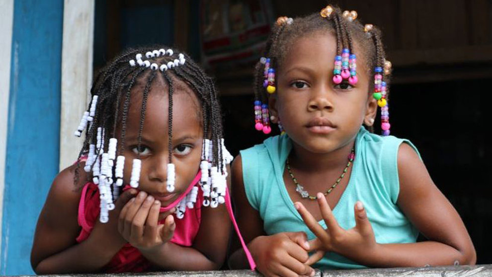 Dos niñas colombianas en uno de los lugares donde ayuda Manos Unidas MANOS UNIDAS