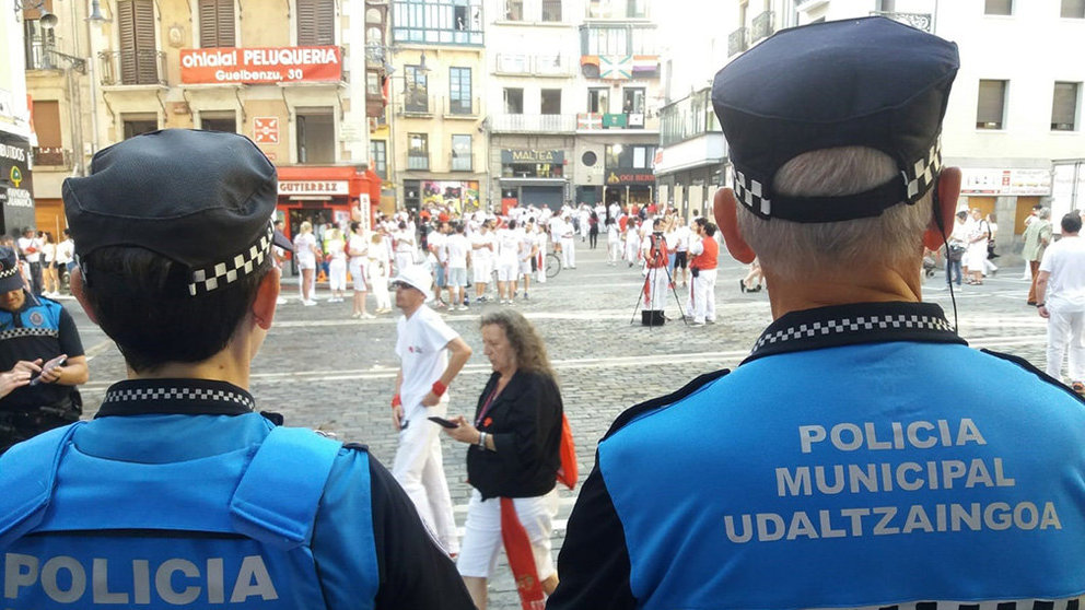 Dos policías municipales de Pamplona en la Plaza del Ayuntamiento durante un día de Sanfermines EUROPA PRESS