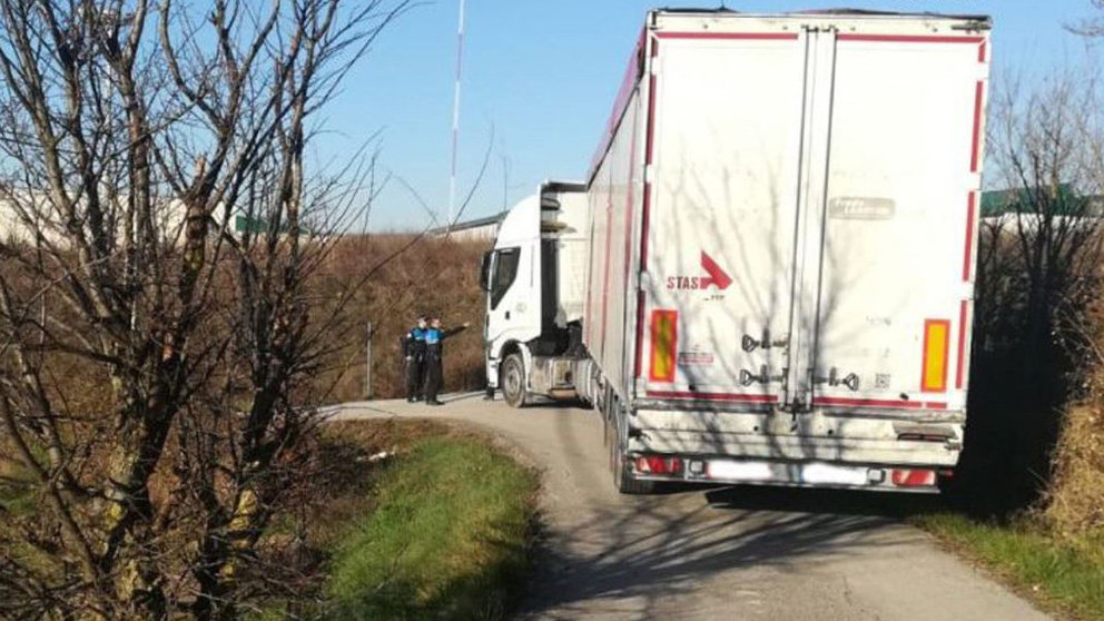 Imagen del camión que se ha quedado atascado en un camino rural en Pamplona POLICÍA MUNICIPAL DE PAMPLONA