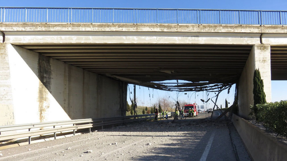 Imagen del puente de la A-68 a la altura deTudela tras chocarse un camión. POLICÍA LOCAL DE TUDELA