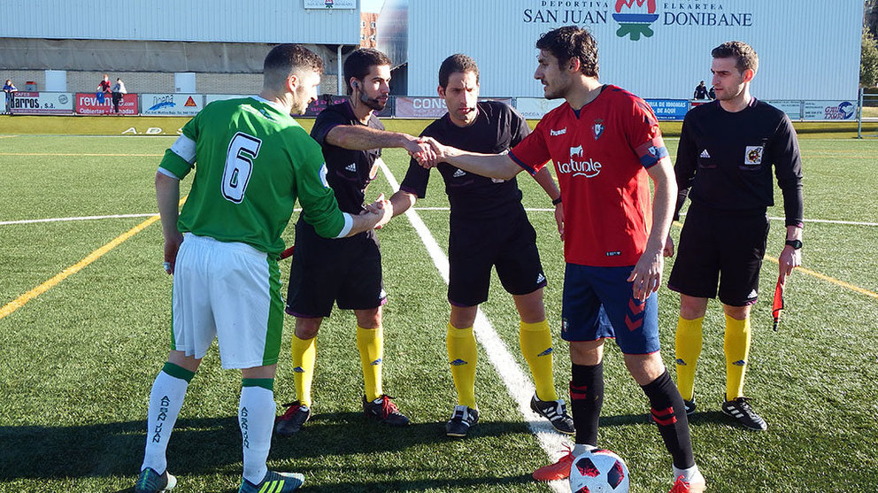 Saludo entre los capitanes y el árbitro Fernando Castillejo en el San Juan - Osasuna B. Navarra.com