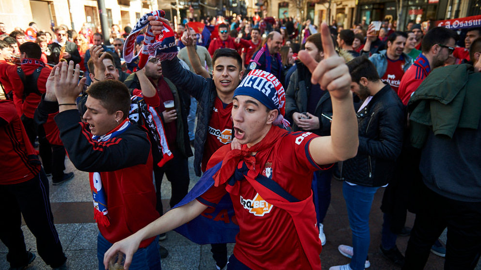 Los aficionados de Osasuna llenan las calles de Soria horas antes del comienzo del partido ante el Numancia. MIGUEL OSÉS 18