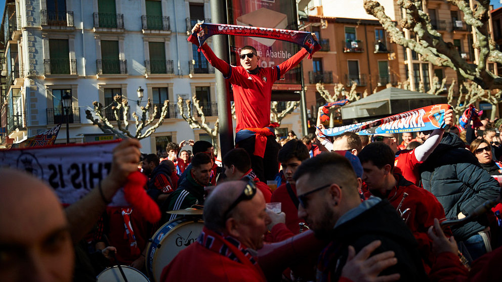 Los aficionados de Osasuna llenan las calles de Soria horas antes del comienzo del partido ante el Numancia. MIGUEL OSÉS 27