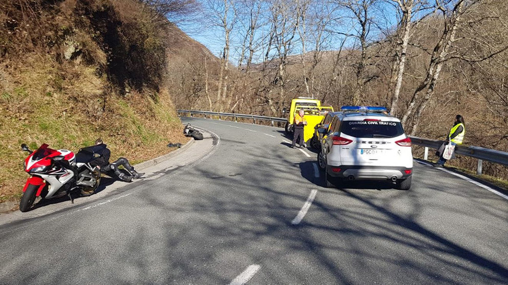 Accidente de tráfico en Roncesvalles entre un coche y una moto GUARDIA CIVIL