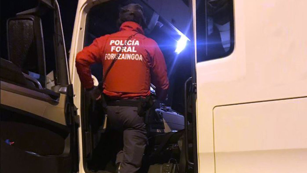 La Policía Foral realiza un control en uno de los camiones interceptados POLICÍA FORAL