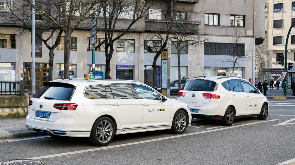 Nueva matrícula trasera de color azul y letras blancas en los taxis de Pamplona (02). IÑIGO ALZUGARAY