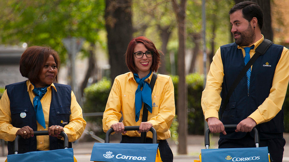 Varios carteros de Correos se disponen a realizar el reparto de correspondencia diario con los tradicionales carros amarillos Foto CORREOS