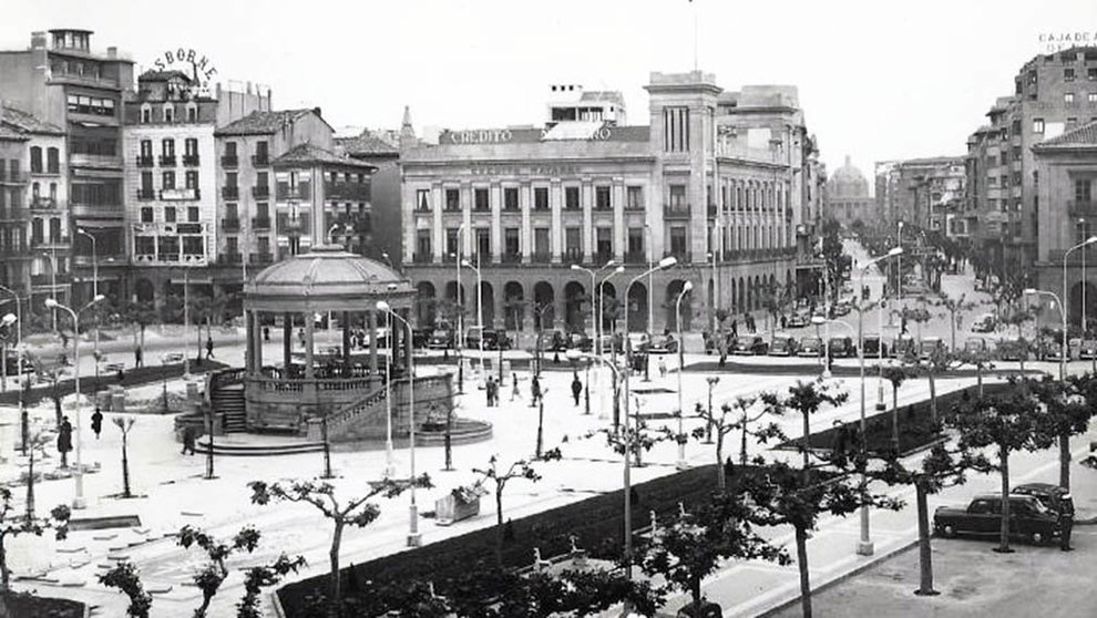 Una imagen de la Plaza del Castillo de Pamplona en los años 60