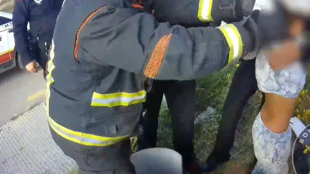 Captura de los bomberos sacando al niño del pozo. BOMBEROS DE CARTAGENA