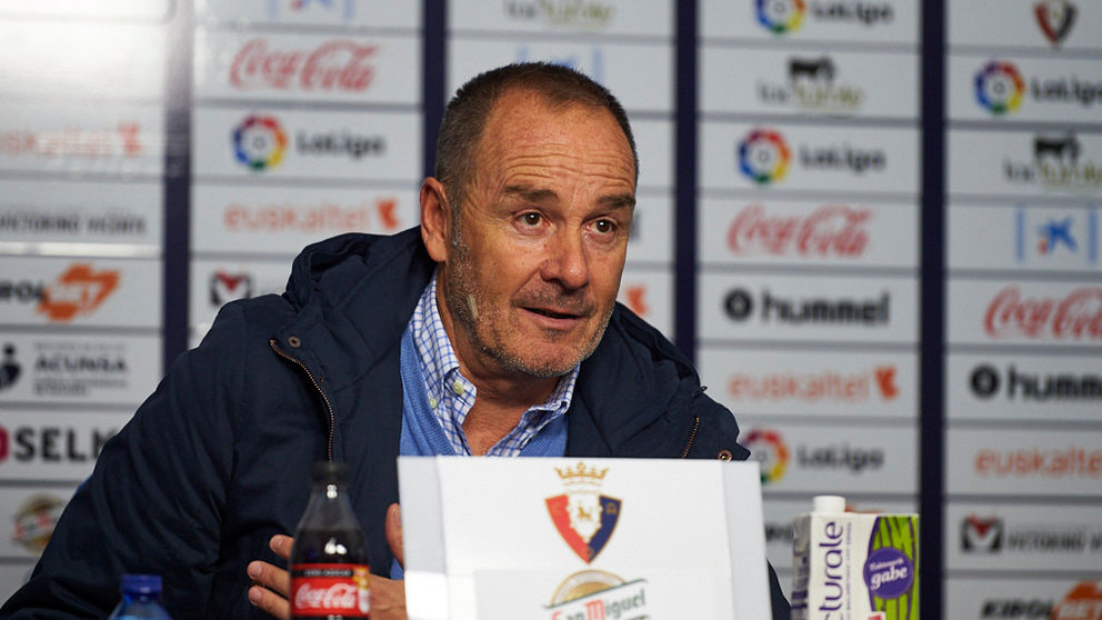 Víctor Fernández, entrenador del Zaragoza durante el partido. MIGUEL OSÉS 1