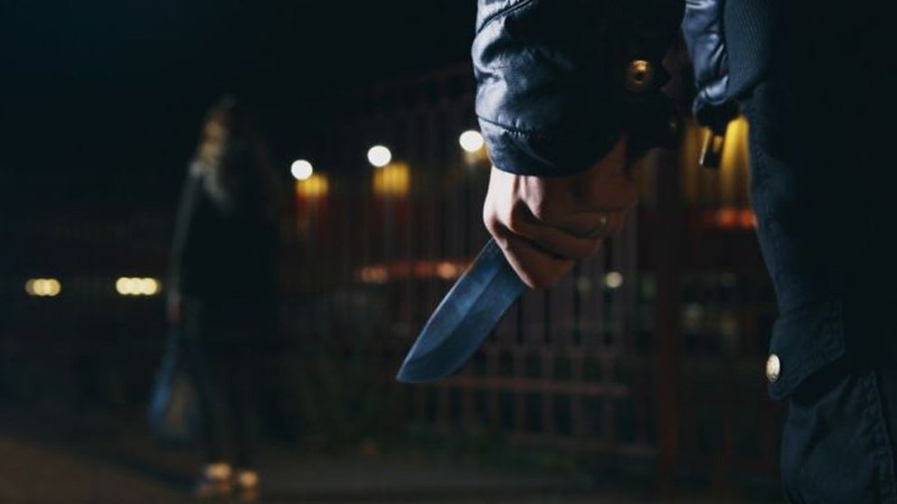 Una persona porta un machete mientras atraca a una mujer ARCHIVO