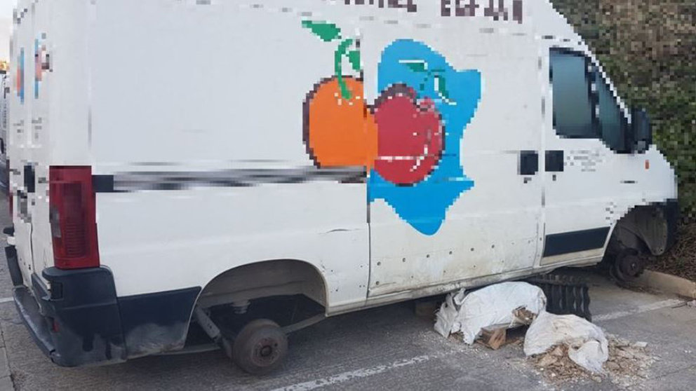 La furgoneta encontrada en Tudela a la que le robaron las cuatro ruedas POLICÍA LOCAL