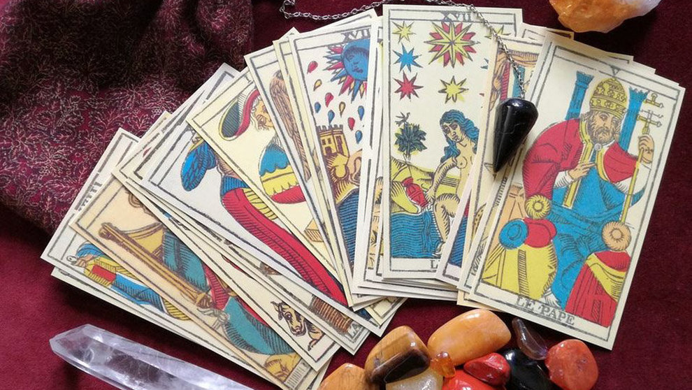 Una baraja de cartas del tarot y varios objetos esotéricos ARCHIVO