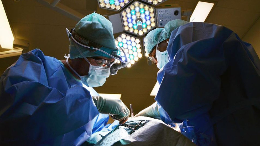 Cirujanos durante una operación médica ARCHIVO