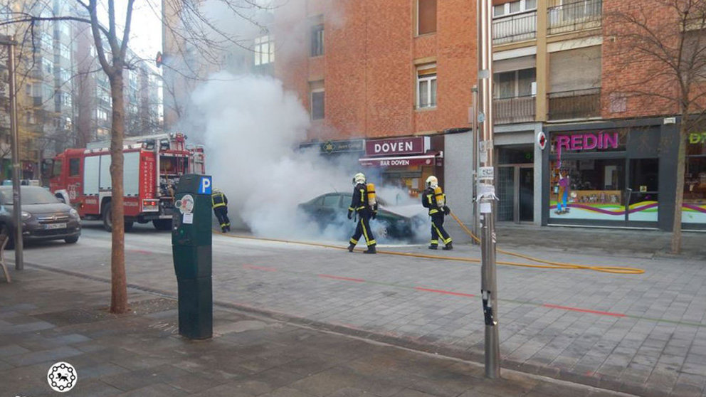 Los bomberos sofocan el incendio fortuito de un coche en la calle Martín Azpilicueta de Pamplona Foto POLICÍA MUNICIPAL DE PAMPLONA