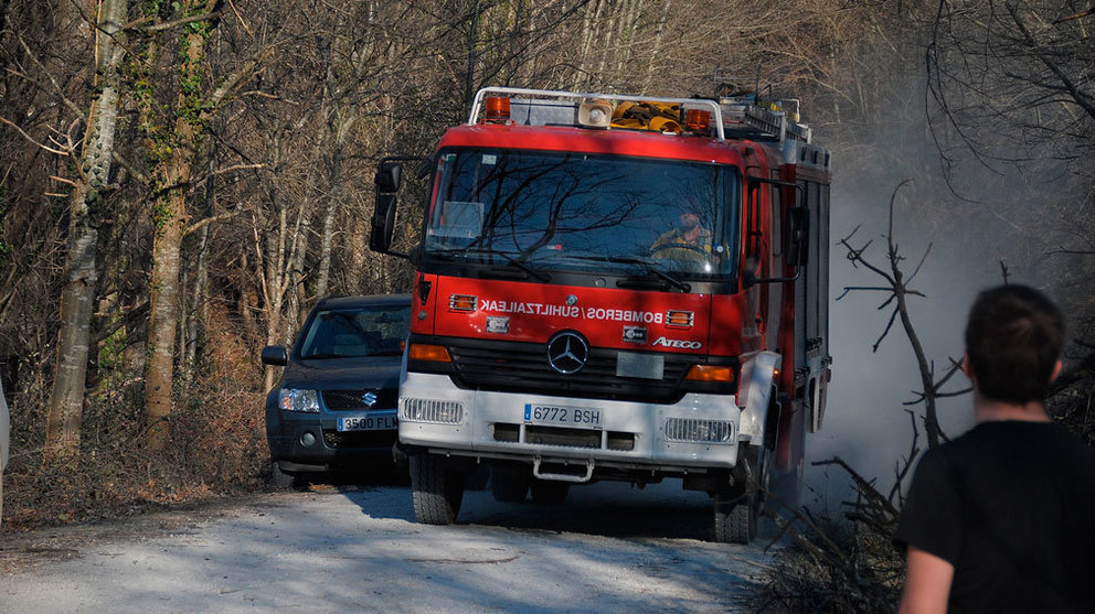 Un vehículo de los bomberos llega a Goizueta para participar en las labores de refresco del incendio en el que han ardido más de 100 hectáreas CEDIDA
