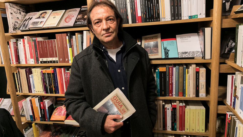 El escritor Juan Gracia presenta su libro 'Guía de extraviados' en la librería Walden de Pamplona (02). IÑIGO ALZUGARAY