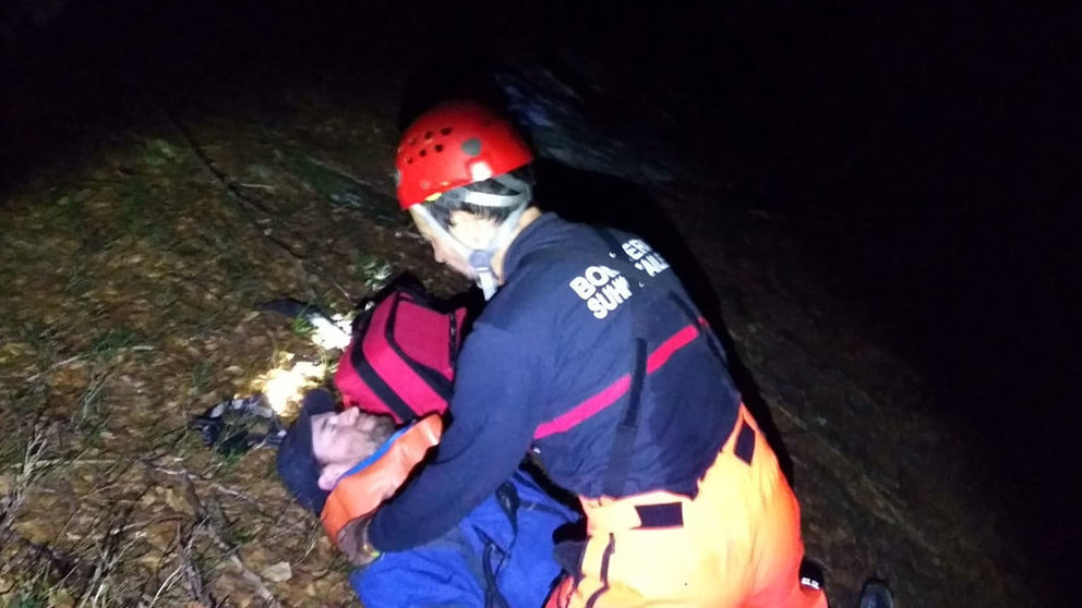 Uno de los bomberos que rescató al peregrino extraviado en el simulacro de una persona extraviada en la montaña realizado dentro del Proyecto ALERT Foto GOBIERNO DE NAVARRA