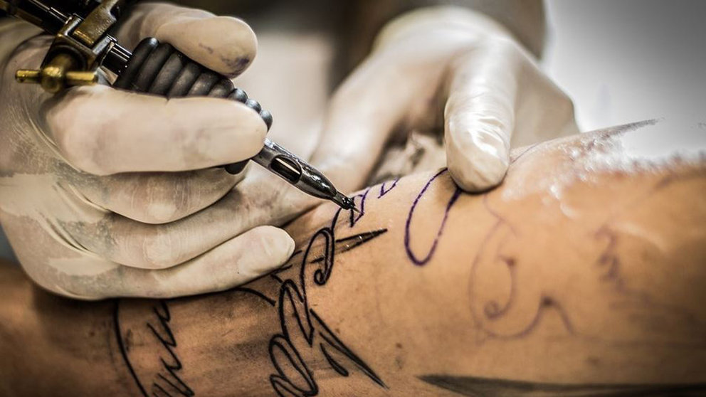 Una persona mientras le hacen un tatuaje ARCHIVO