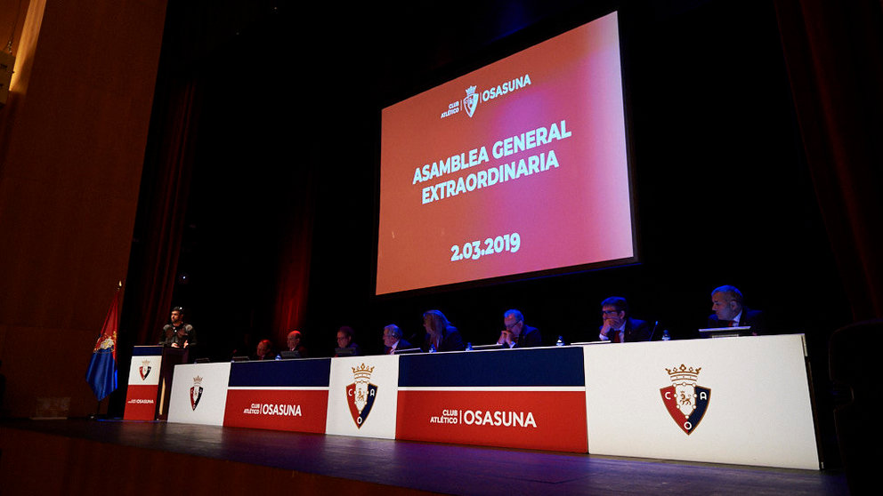 Asamblea General Extraordinaria del CA Osasuna en la que se realizará la votación de la reforma que se llevará a cabo en el estadio de El Sadar. MIGUEL OSÉS 6