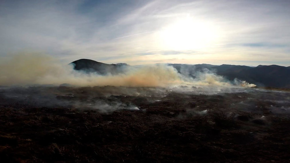 Imagen de uno de los incendios que afecta a la zona norte de la Comunidad foral de Navarra. BOMBEROS