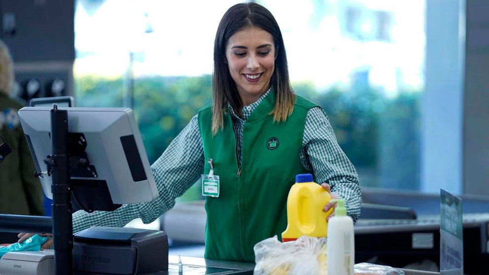 Una cajera del Mercadona trabajando en el supermercado MERCADONA
