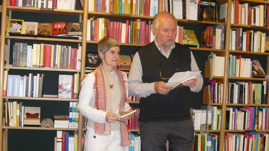 La poeta pamplonesa Pilar Suárez y el editor de Sahats, José María Domench, en la librería Walden.