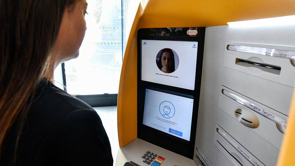 CaixaBank utiliza el reconocimiento facial en sus cajeros para sacar dinero. CAIXABANK