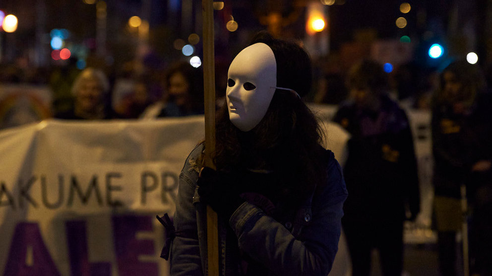 Una manifestación  feminista recorre las calles de Pamplona por el 8M . PABLO LASAOSA 13