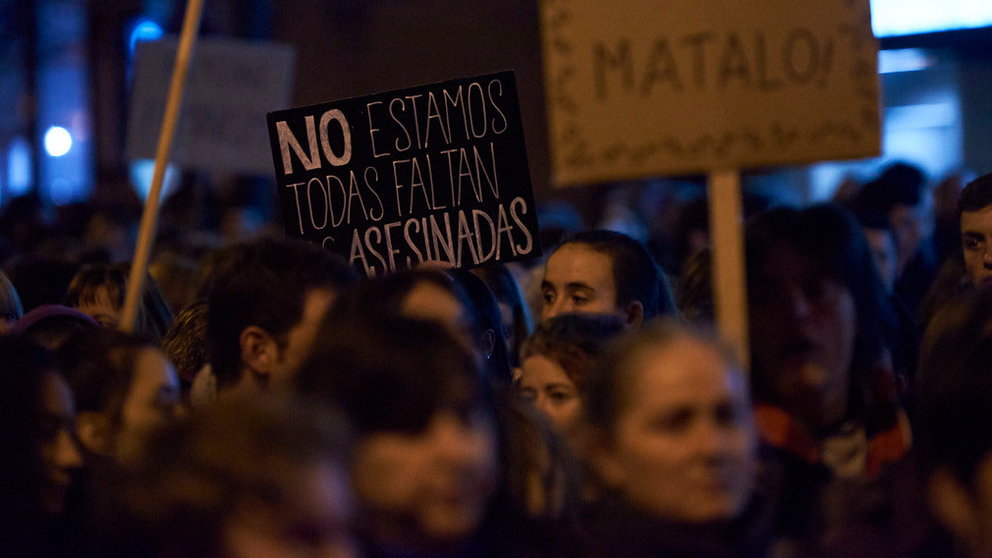 Una manifestación  feminista recorre las calles de Pamplona por el 8M . PABLO LASAOSA 15
