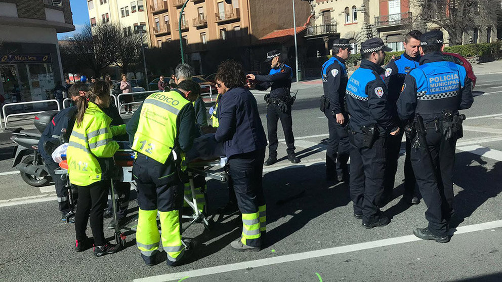 Los equipos sanitarios y la Policía Municipal atienden el accidente de varios coches en la Avenida Baja Navarra de Pamplona, donde un conductor ha resultado herido IMÁGENES CEDIDAS 1