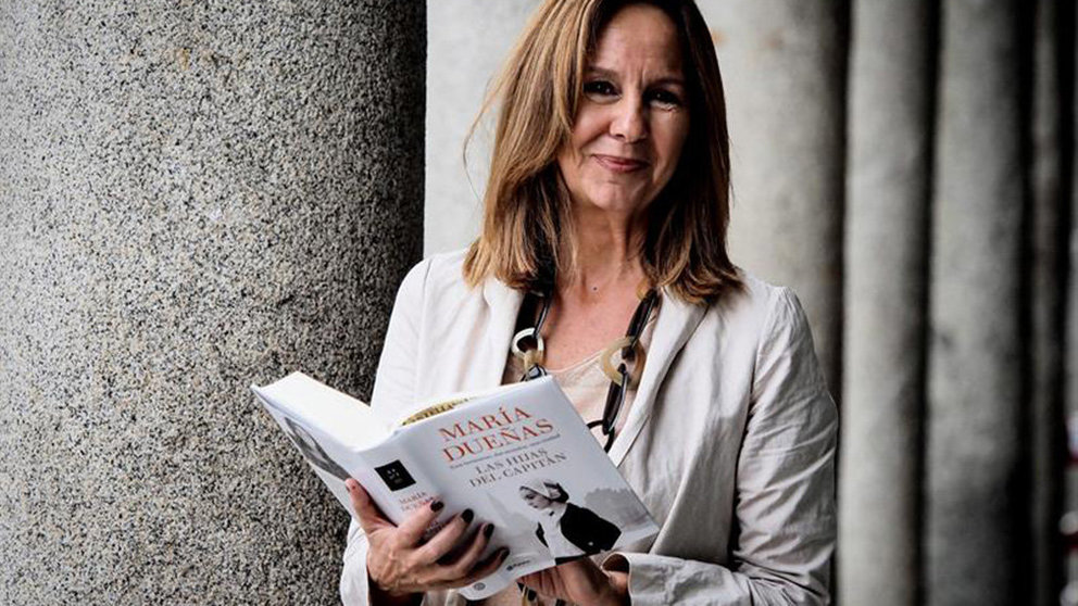 La escritora María Dueñas junto a su última novela Las hijas del capitán Foto EFE