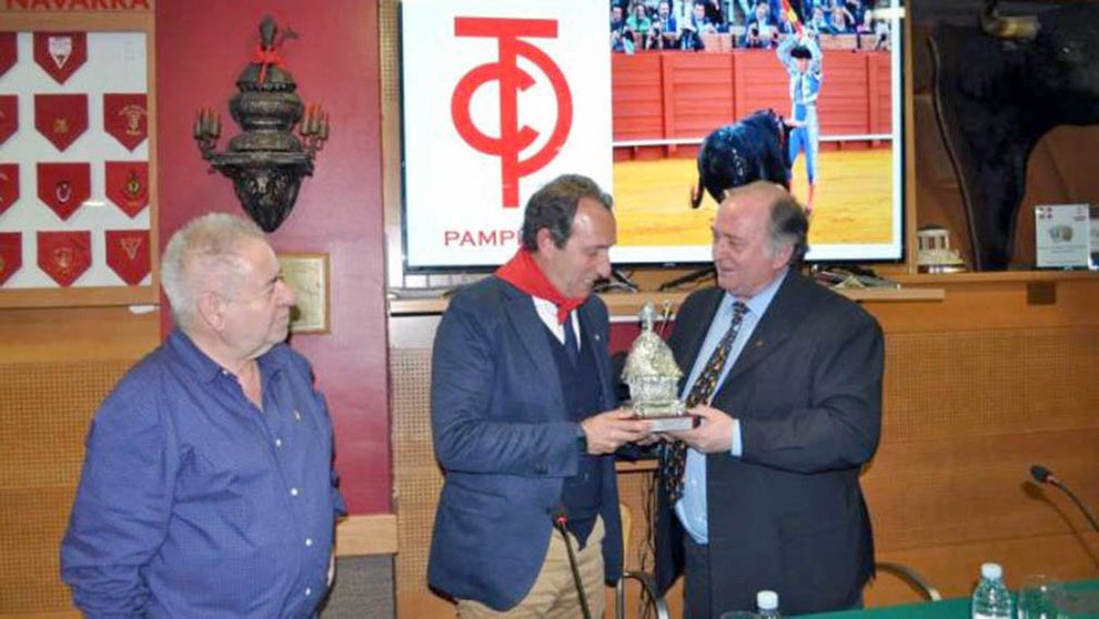 El banderillero Pablo Saugar Pirri recoge un obsequio de manos del presidente del Club Taurino de Pamplona.