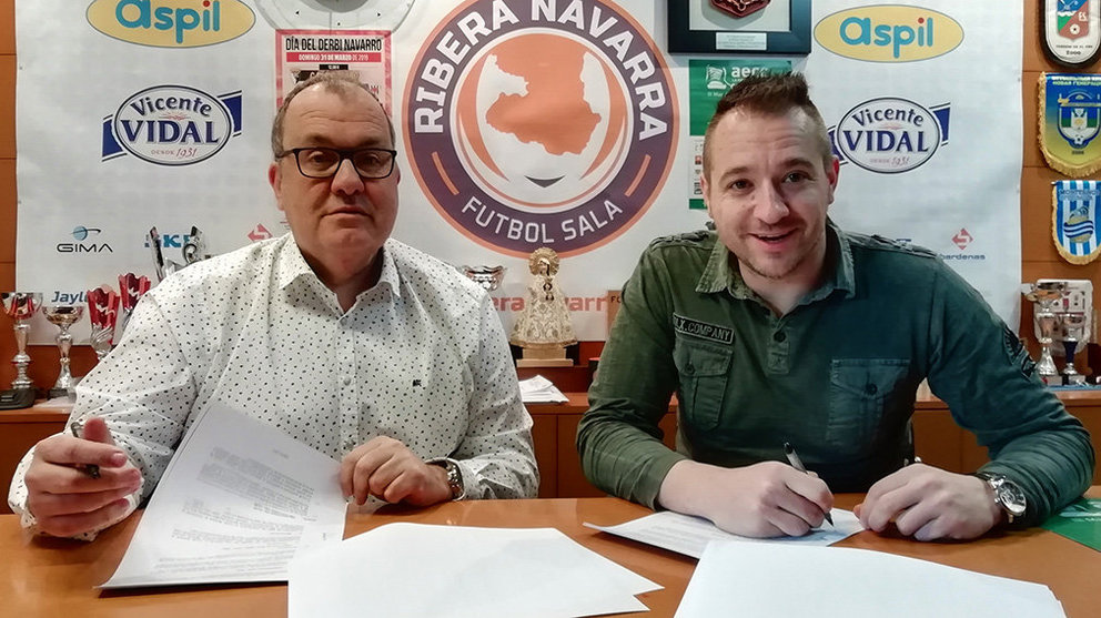 El presidente del Ribera Navarra y el portero &#34;Gus&#34; firman la renovación del contrato. Cedida.