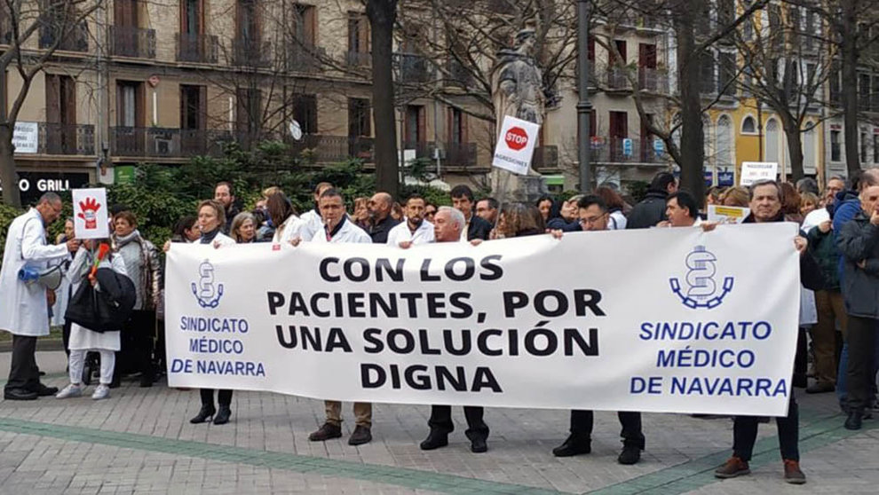 Representantes del Sindicato Médico de Navarra se han concentrado este jueves frente al Parlamento de Navarra.